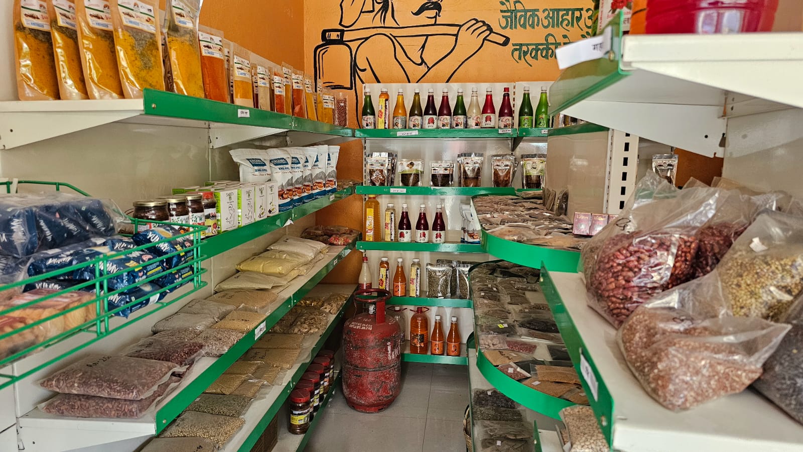 आउटलेट में इस तरह स्थानीय उत्पादों की भरमार। आउटलेट में इस तरह स्थानीय उत्पादों की भरमार।