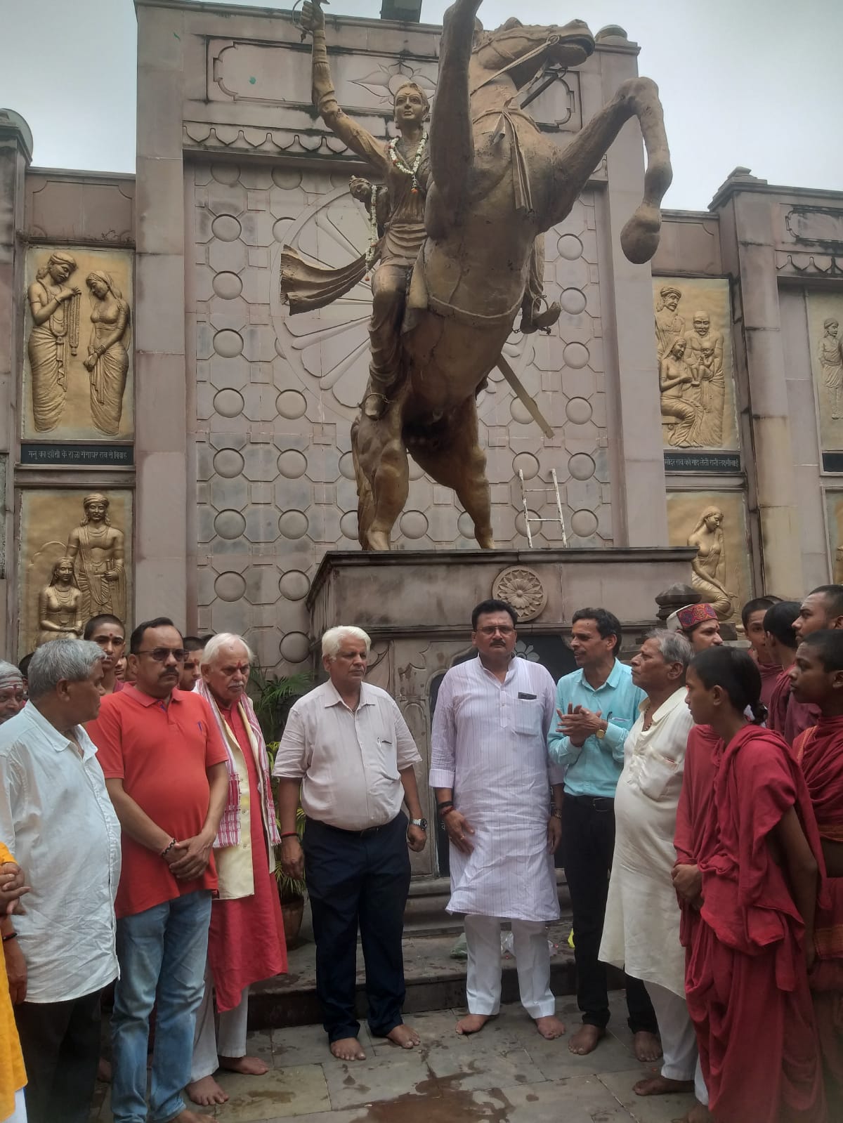 महारानी लक्ष्मीबाई को नमन करते विशिष्ट जन महारानी लक्ष्मीबाई को नमन करते विशिष्ट जन