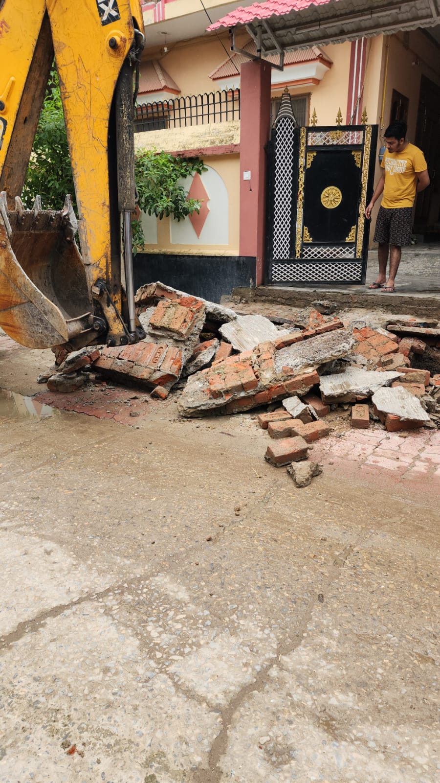अतिक्रमण ध्वस्त करता नगर निगम का बुलडोजर अतिक्रमण ध्वस्त करता नगर निगम का बुलडोजर