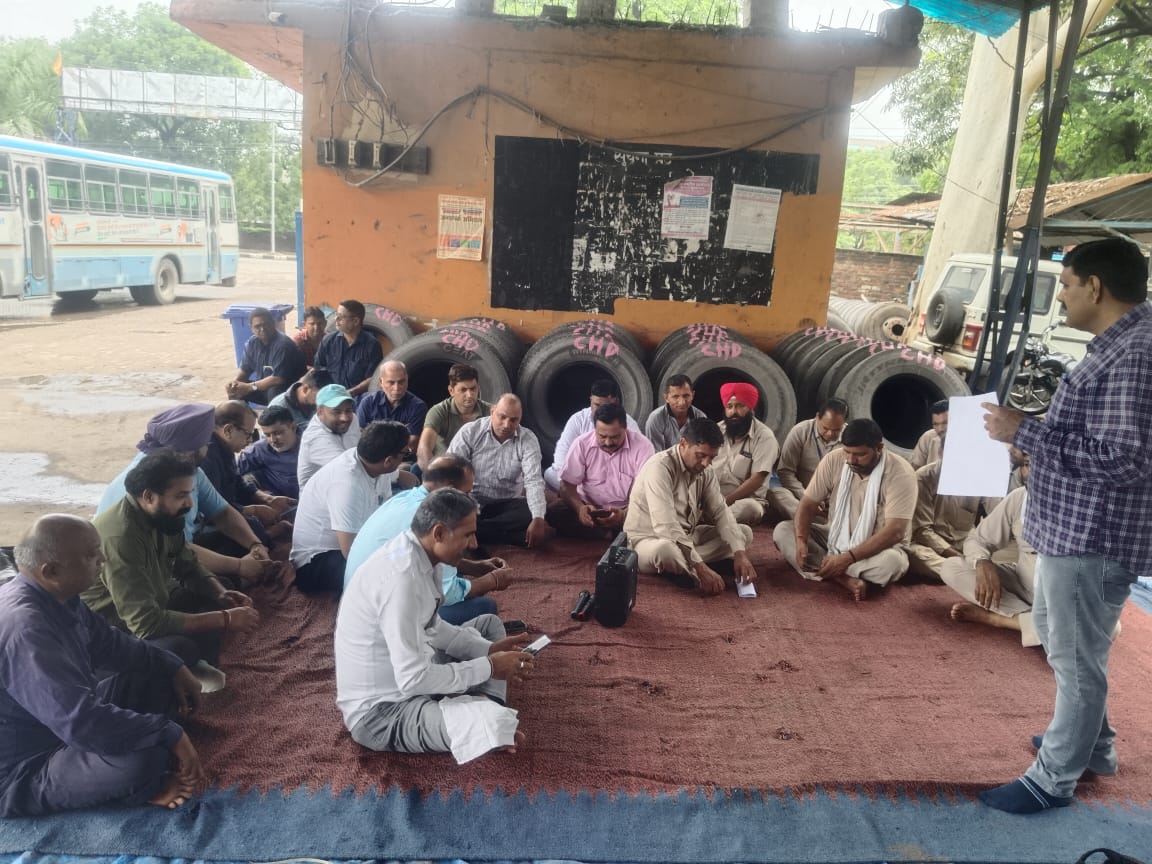 चंडीगढ़ में हरियाणा रोडवेज कर्मचारी प्रदर्शन करते हुए चंडीगढ़ में हरियाणा रोडवेज कर्मचारी प्रदर्शन करते हुए