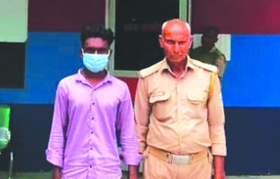 पुलिस गिरफ्त में आरोपित पुलिस गिरफ्त में आरोपित