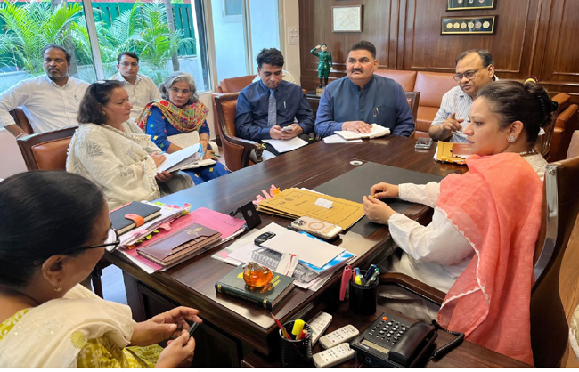 हरियाणा की स्वास्थ्य मंत्री अधिकारियों की बैठक लेते हुए हरियाणा की स्वास्थ्य मंत्री अधिकारियों की बैठक लेते हुए