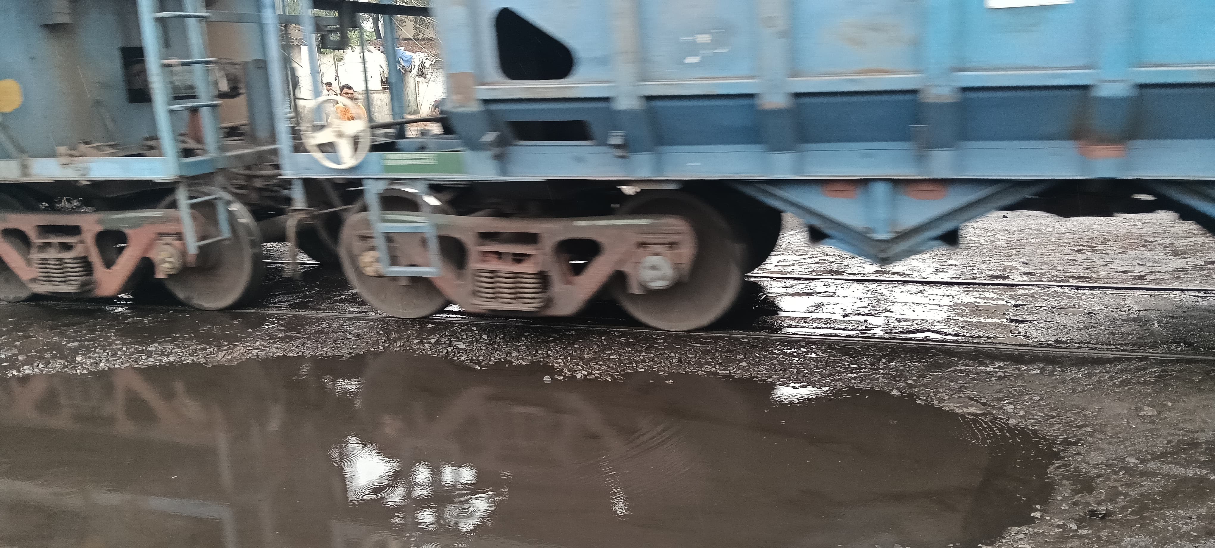 गौरव पथ की दुर्दशा: दीपका रेलवे फाटक पर जलभराव और कीचड़, दो पहिया वाहन चालक हो रहे हादसे का शिकार गौरव पथ की दुर्दशा: दीपका रेलवे फाटक पर जलभराव और कीचड़, दो पहिया वाहन चालक हो रहे हादसे का शिकार