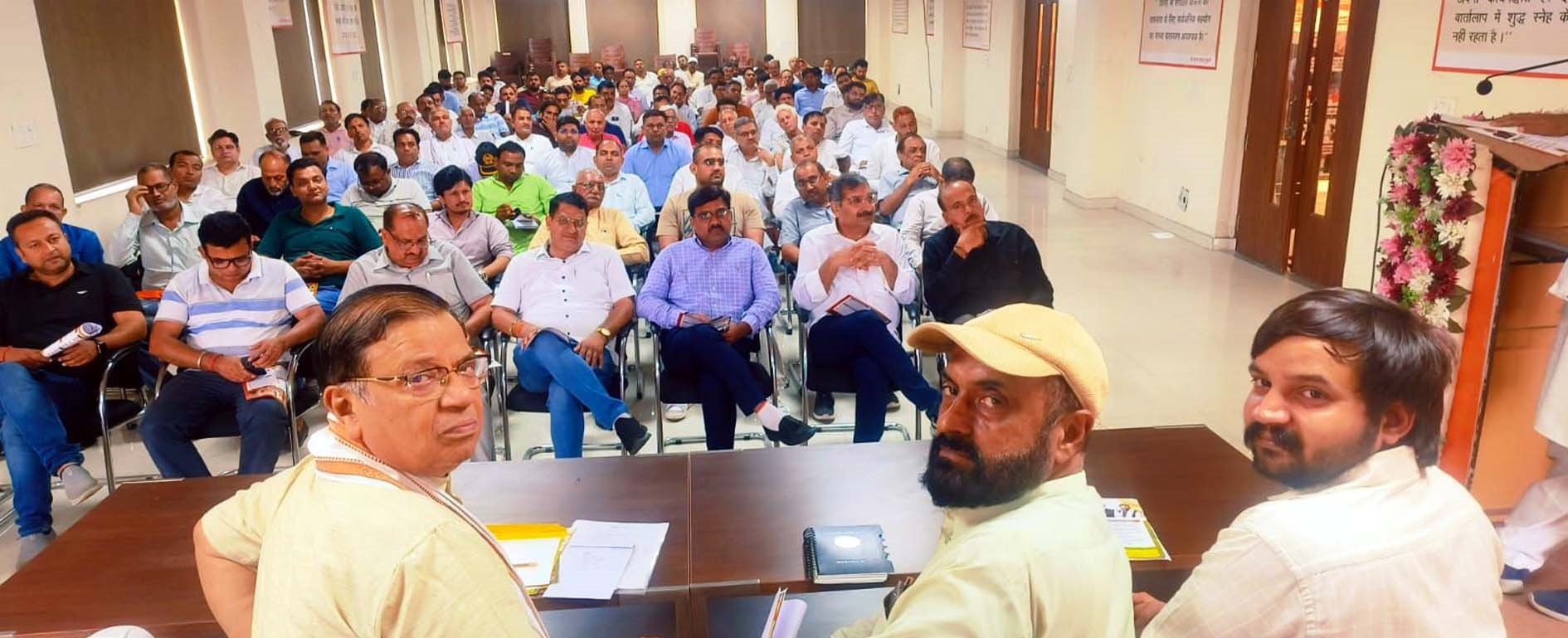 प्रोफेशनल मीट में उपस्थित वक्ता व प्रकोष्ठों के पदाधिकारी। प्रोफेशनल मीट में उपस्थित वक्ता व प्रकोष्ठों के पदाधिकारी।