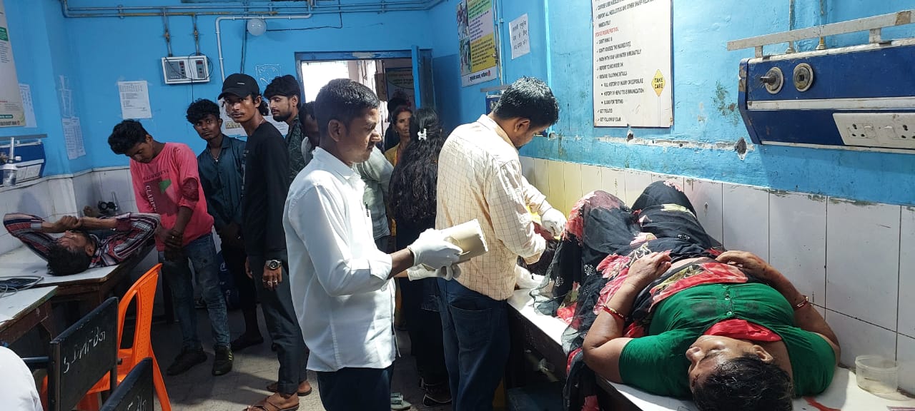 अररिया फोटो:फारबिसगंज अनुमंडलीय अस्पताल में घायलों का इलाज अररिया फोटो:फारबिसगंज अनुमंडलीय अस्पताल में घायलों का इलाज