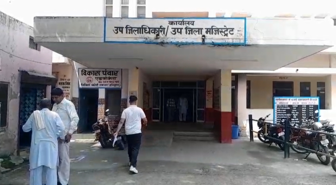 लक्सर तहसील भवन, जहां किसानों ने मुख्यमंत्री के नाम ज्ञापन भेजने की कार्यवाही पूरी की। लक्सर तहसील भवन, जहां किसानों ने मुख्यमंत्री के नाम ज्ञापन भेजने की कार्यवाही पूरी की।