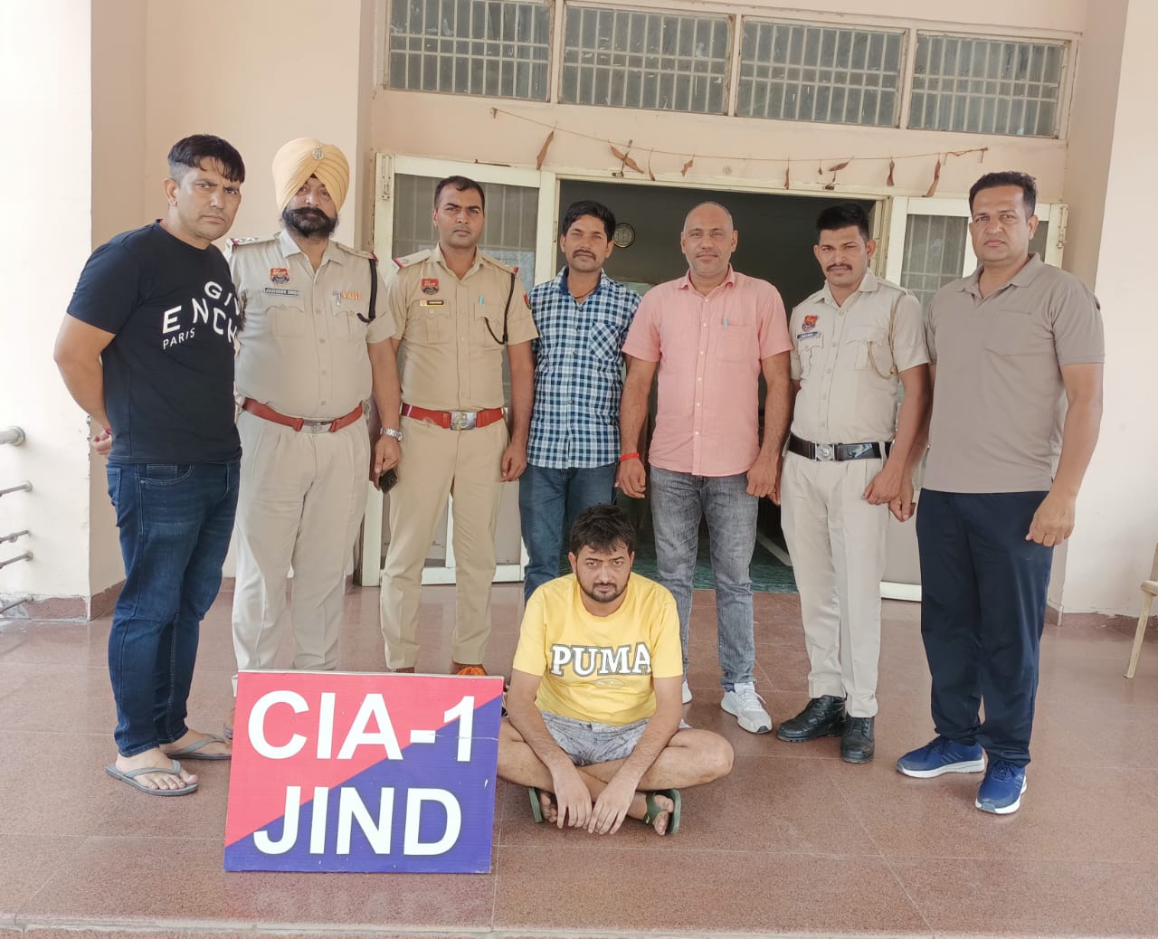 पुलिस गिरफ्त में आरोपित। पुलिस गिरफ्त में आरोपित।