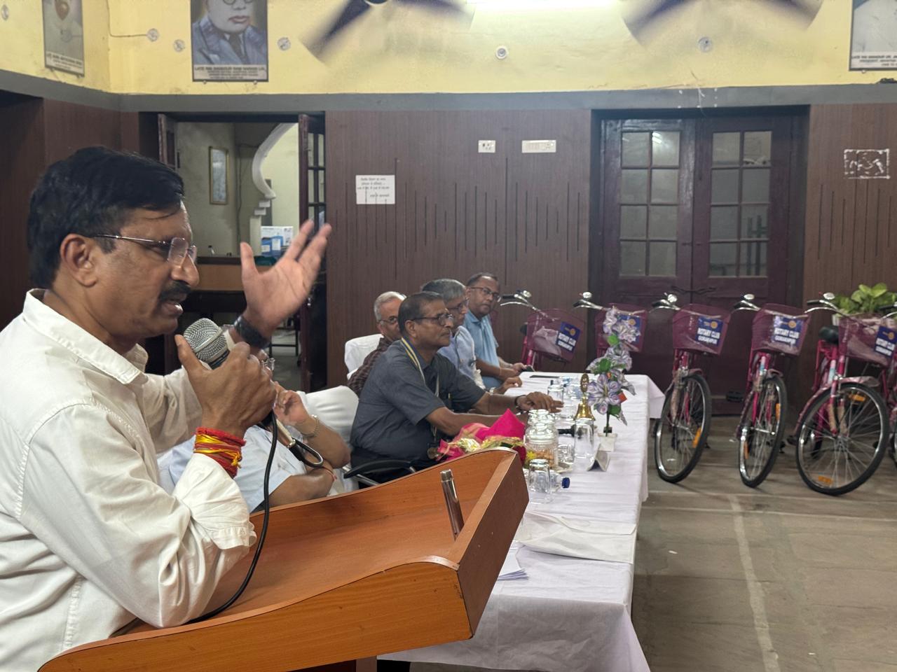अब शिक्षा नहीं रहेगी दूर – रोटरी क्लब ने थमाई उम्मीदों की साइकिल अब शिक्षा नहीं रहेगी दूर – रोटरी क्लब ने थमाई उम्मीदों की साइकिल