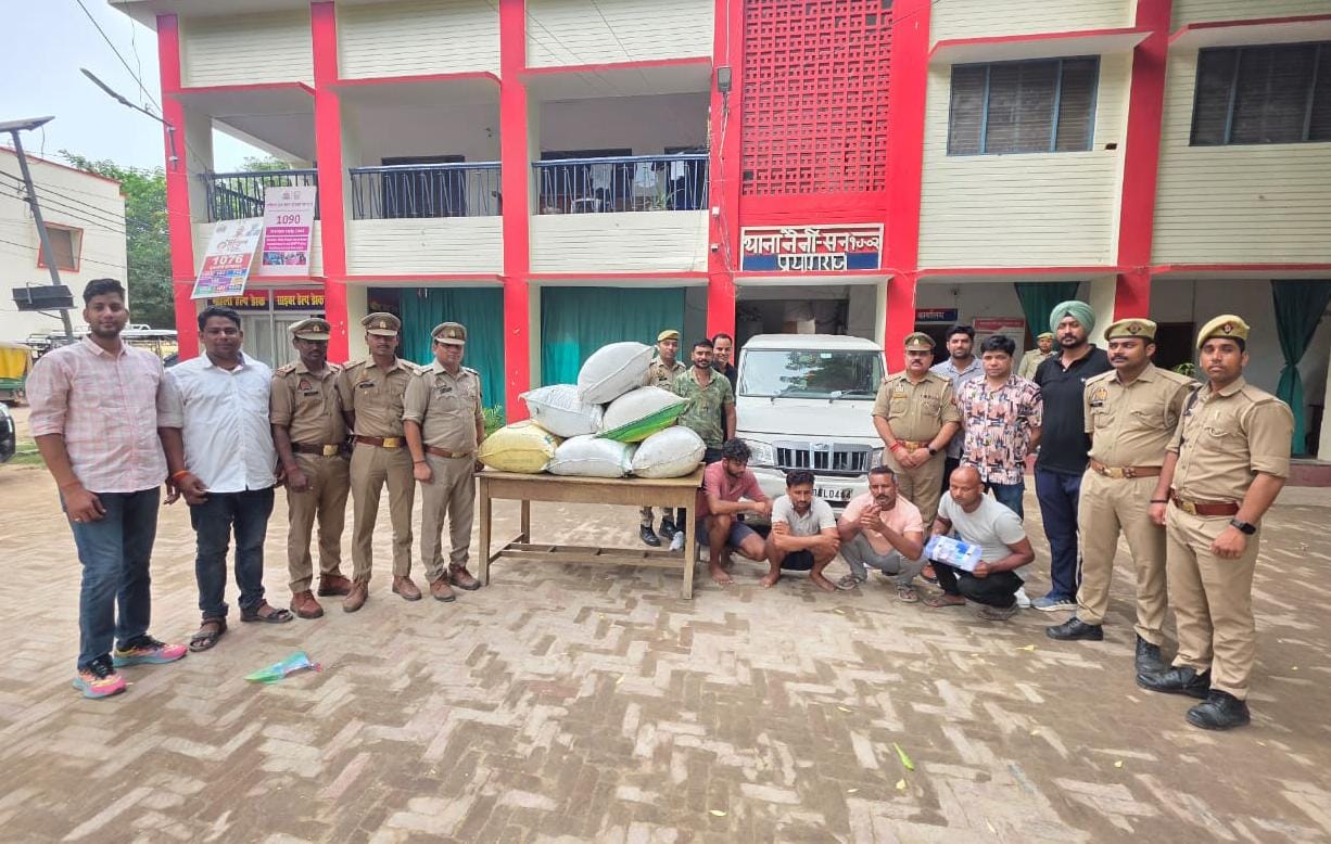 प्रयागराज में गिरफ्तार गांजा तस्करों एवं पुलिस कर्मचारियों का छाया चित्र प्रयागराज में गिरफ्तार गांजा तस्करों एवं पुलिस कर्मचारियों का छाया चित्र