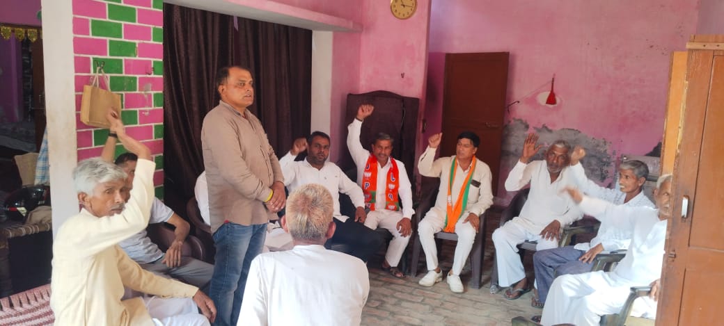 गांव सरोली में भाजपा शक्ति केंद्र पर बैठक को संबोधित करते भाजपा नेता सुदेश चौधरी।