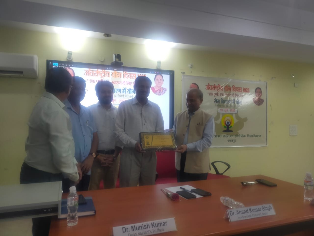 सी एस ए कुलपति डॉ आनंद सिंह छात्रों को योग पर सम्बोधित करते हुए सी एस ए कुलपति डॉ आनंद सिंह छात्रों को योग पर सम्बोधित करते हुए