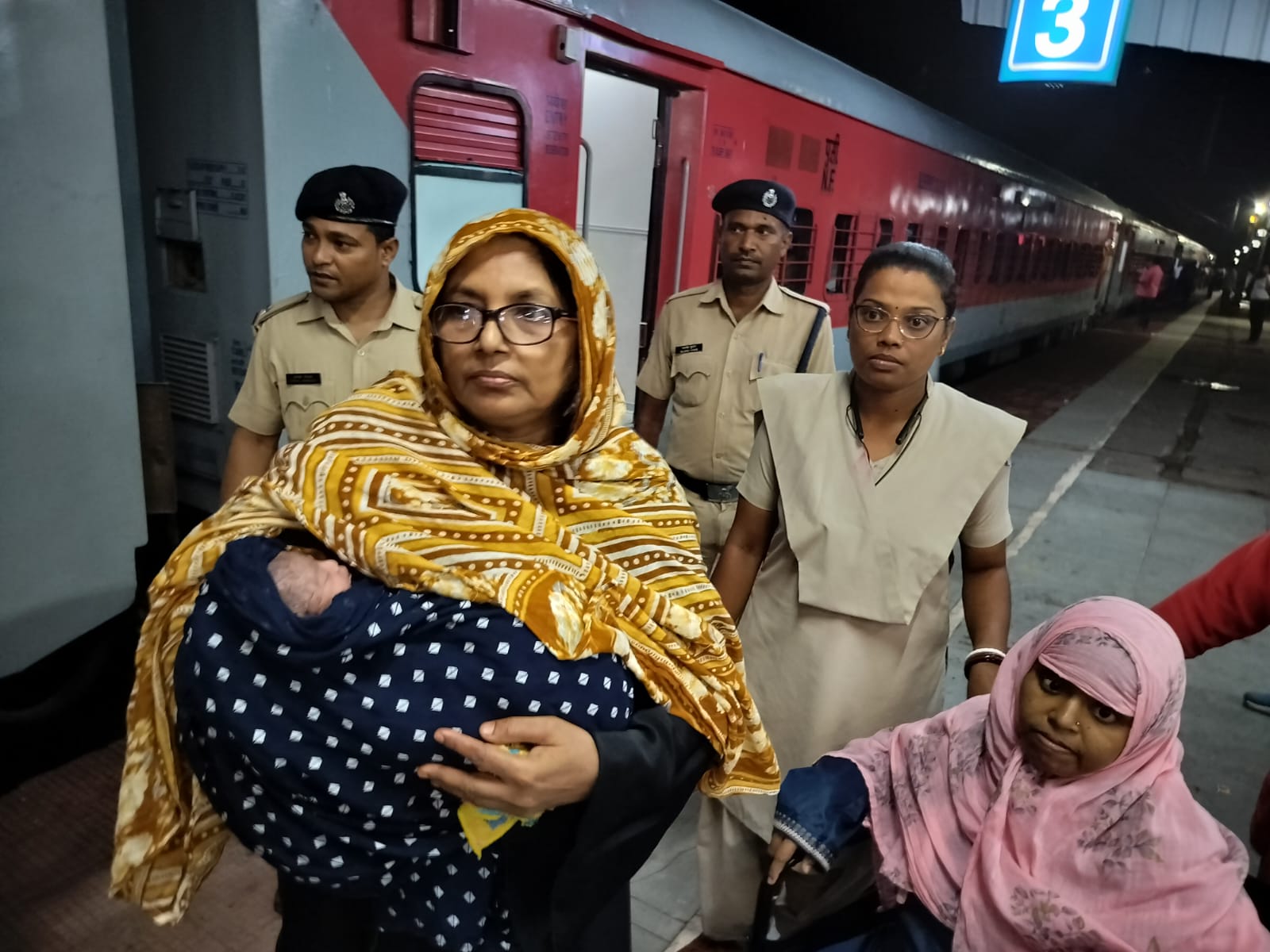 ऑपरेशन मातृशक्ति के तहत रेलवे कर्मचारियों का सराहनीय कार्य ऑपरेशन मातृशक्ति के तहत रेलवे कर्मचारियों का सराहनीय कार्य