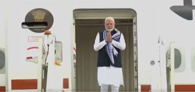 प्रधानमंत्री नरेन्द्र मोदी गुरुवार को तीन देशों की यात्रा पूरी करने के बाद नई दिल्ली पहुंचे प्रधानमंत्री नरेन्द्र मोदी गुरुवार को तीन देशों की यात्रा पूरी करने के बाद नई दिल्ली पहुंचे