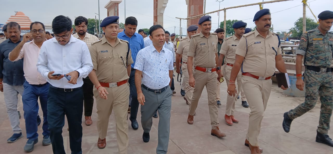 निरीक्षण करते जिलाधिकारी निरीक्षण करते जिलाधिकारी