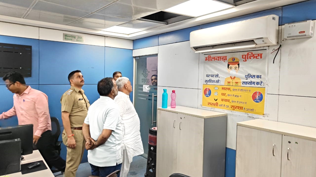 भीलवाड़ा सांसद दामोदर अग्रवाल ने किया पुलिस कंट्रोल रूम का निरीक्षण, जर्जर भवनों के पुनर्निर्माण की जताई जरूरत भीलवाड़ा सांसद दामोदर अग्रवाल ने किया पुलिस कंट्रोल रूम का निरीक्षण, जर्जर भवनों के पुनर्निर्माण की जताई जरूरत