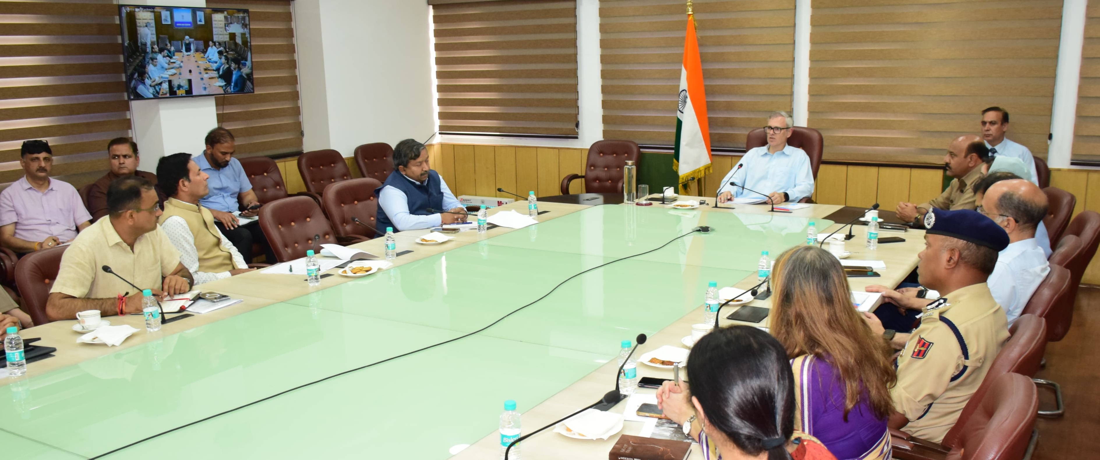 मुख्यमंत्री उमर ने जम्मू संभाग में गर्मी के मौसम के लिए आवश्यक सेवाओं और आपूर्ति की समीक्षा की मुख्यमंत्री उमर ने जम्मू संभाग में गर्मी के मौसम के लिए आवश्यक सेवाओं और आपूर्ति की समीक्षा की