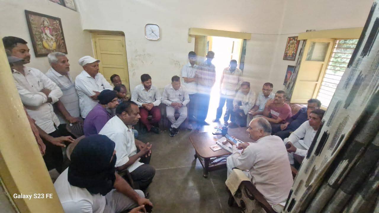 रुड़की में जन सुनवाई के दौरान फरियादियों की समस्याएं सुनते हुए राज्य मंत्री श्यामवीर सैनी। रुड़की में जन सुनवाई के दौरान फरियादियों की समस्याएं सुनते हुए राज्य मंत्री श्यामवीर सैनी।
