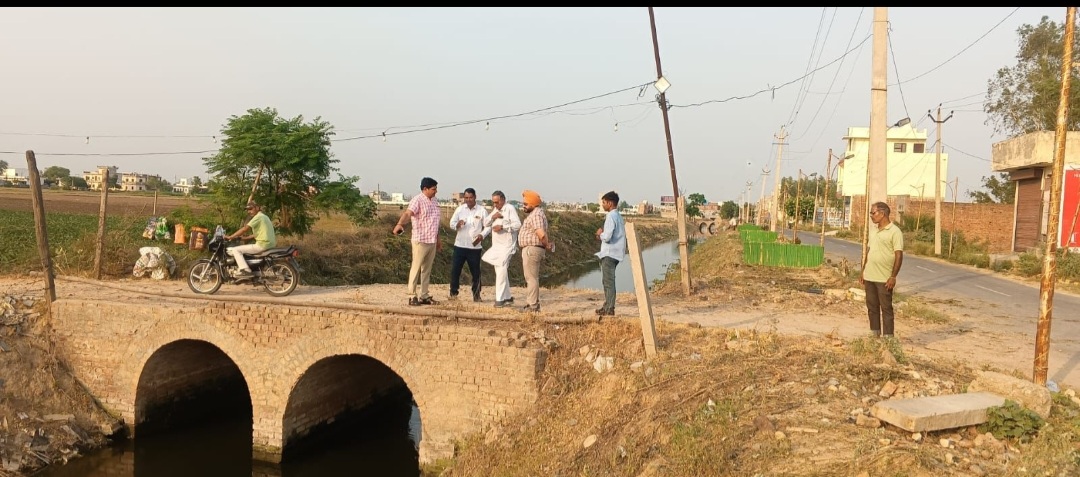 गांव के दौरे पर अधिकारियों के साथ धूमन सिंह किरमिच गांव के दौरे पर अधिकारियों के साथ धूमन सिंह किरमिच