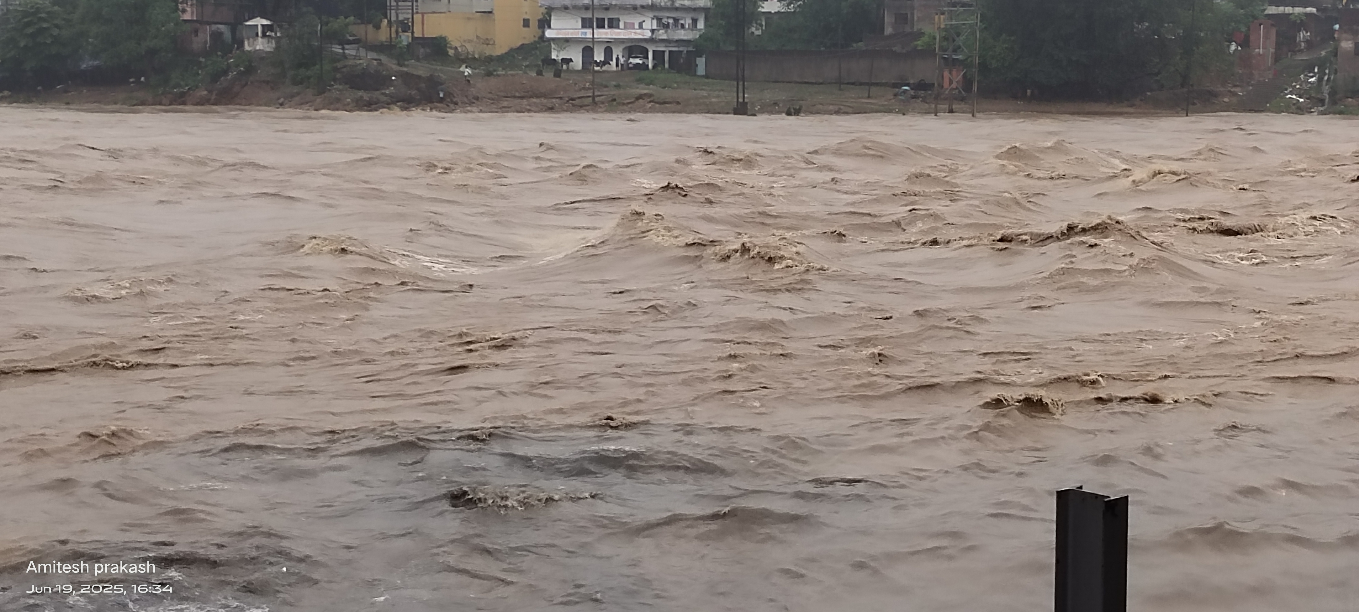 दामोदर नदी का बढ़ा जलस्तर दामोदर नदी का बढ़ा जलस्तर