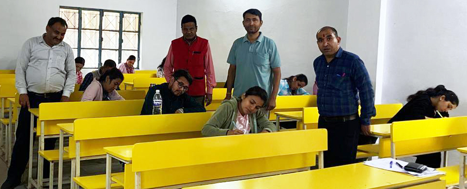 डीएसबी परिसर में चल रही परीक्षाओं का निरीक्षण करते इग्नू के सहायक निदेशक। डीएसबी परिसर में चल रही परीक्षाओं का निरीक्षण करते इग्नू के सहायक निदेशक।