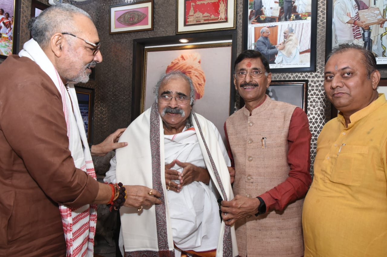 गिरिराज सिंह और संजय सेठ एवं पदमश्री अशोक भगत गिरिराज सिंह और संजय सेठ एवं पदमश्री अशोक भगत