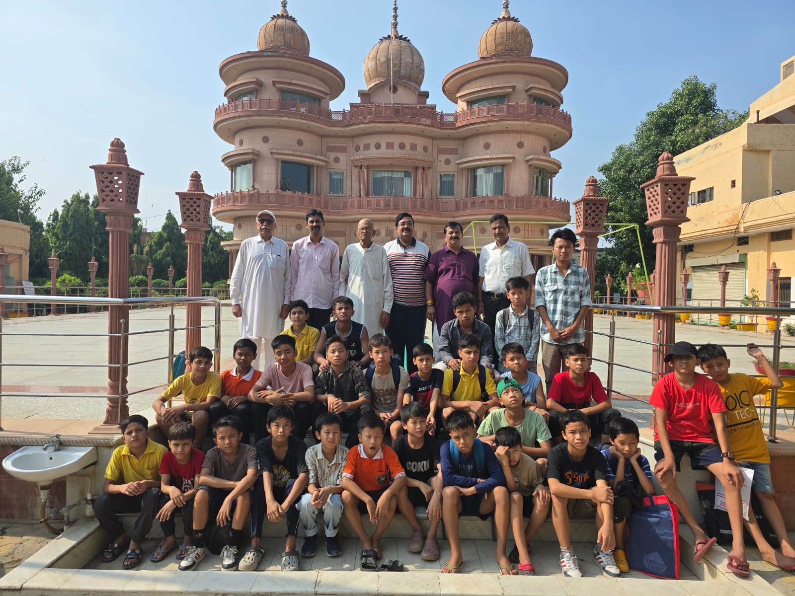 पर्वोत्तर से आए बच्चों का भ्रमण दल सिरसा के बिश्रोई मंदिर के दर्शन करता। पर्वोत्तर से आए बच्चों का भ्रमण दल सिरसा के बिश्रोई मंदिर के दर्शन करता।