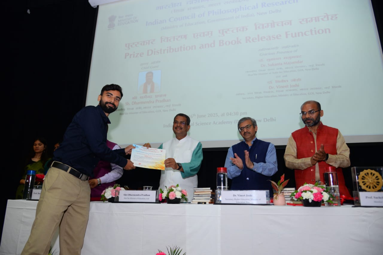 केन्द्रीय शिक्षा मंत्री बीएचयू के छात्र को पुरस्कृत करते हुए केन्द्रीय शिक्षा मंत्री बीएचयू के छात्र को पुरस्कृत करते हुए