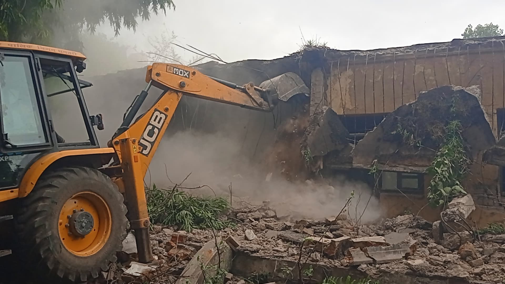 डागा धर्मशाला को जेसीबी मशीन से ढहाजे हुए नगर निगम कर्मचारी। डागा धर्मशाला को जेसीबी मशीन से ढहाजे हुए नगर निगम कर्मचारी।