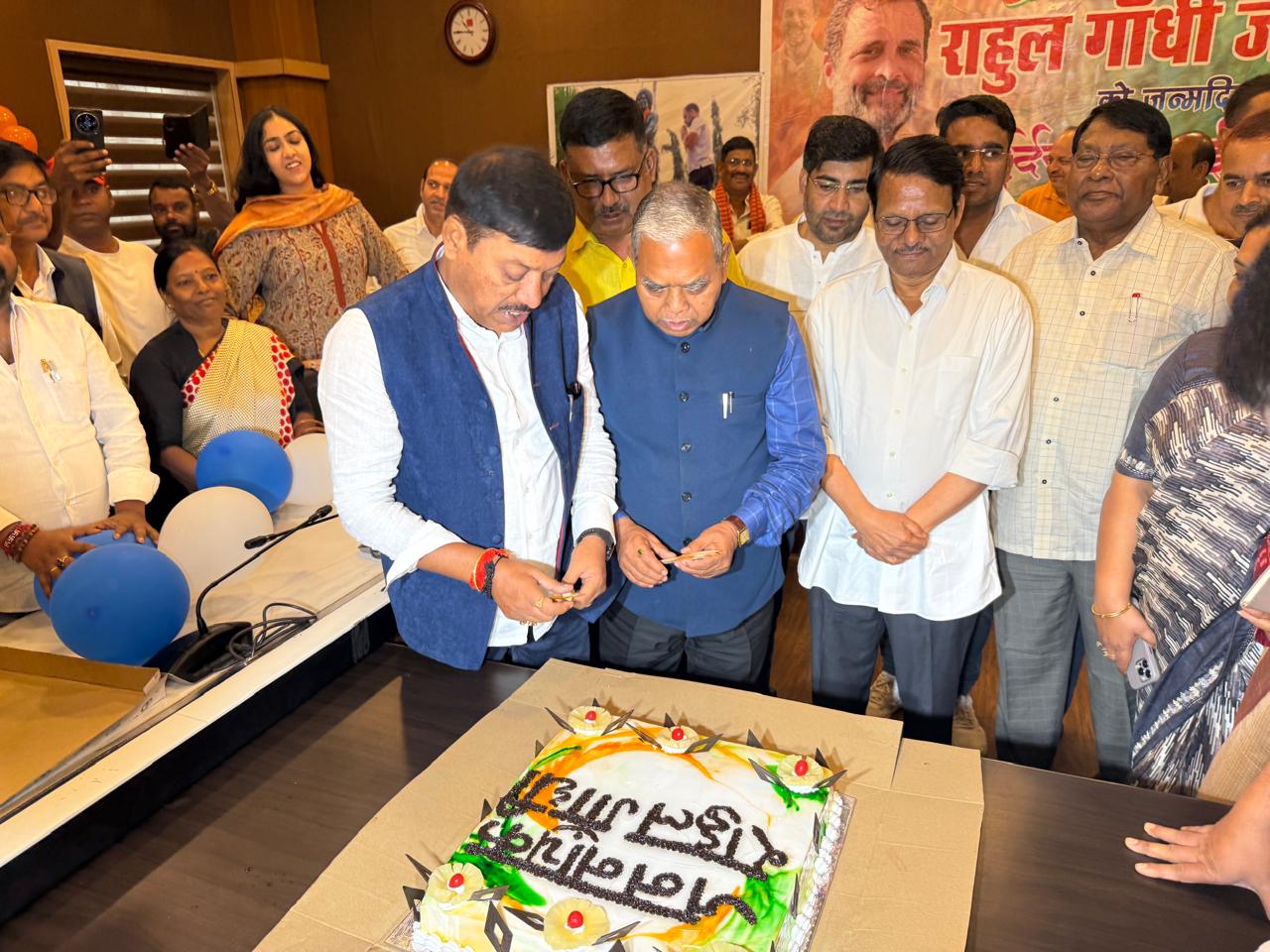 केक काटते प्रदेश अध्यक्ष सहित अन्य