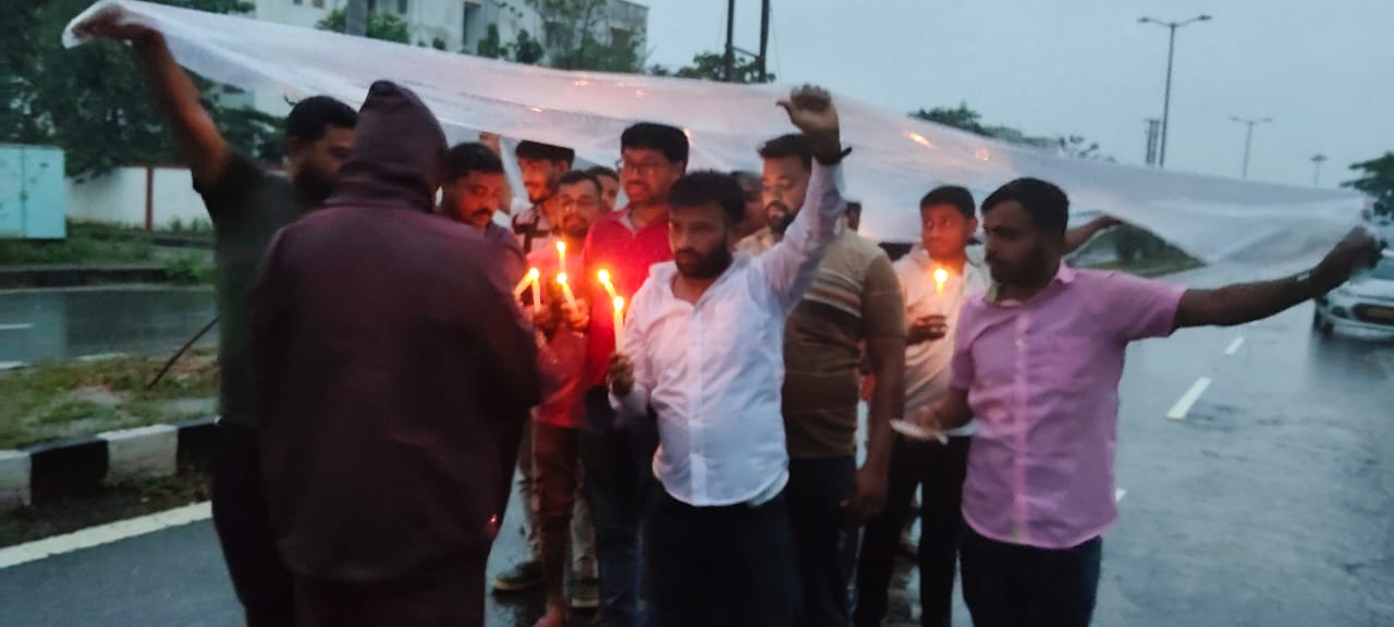कैंडल मार्च में शामिल कर्मचारी कैंडल मार्च में शामिल कर्मचारी