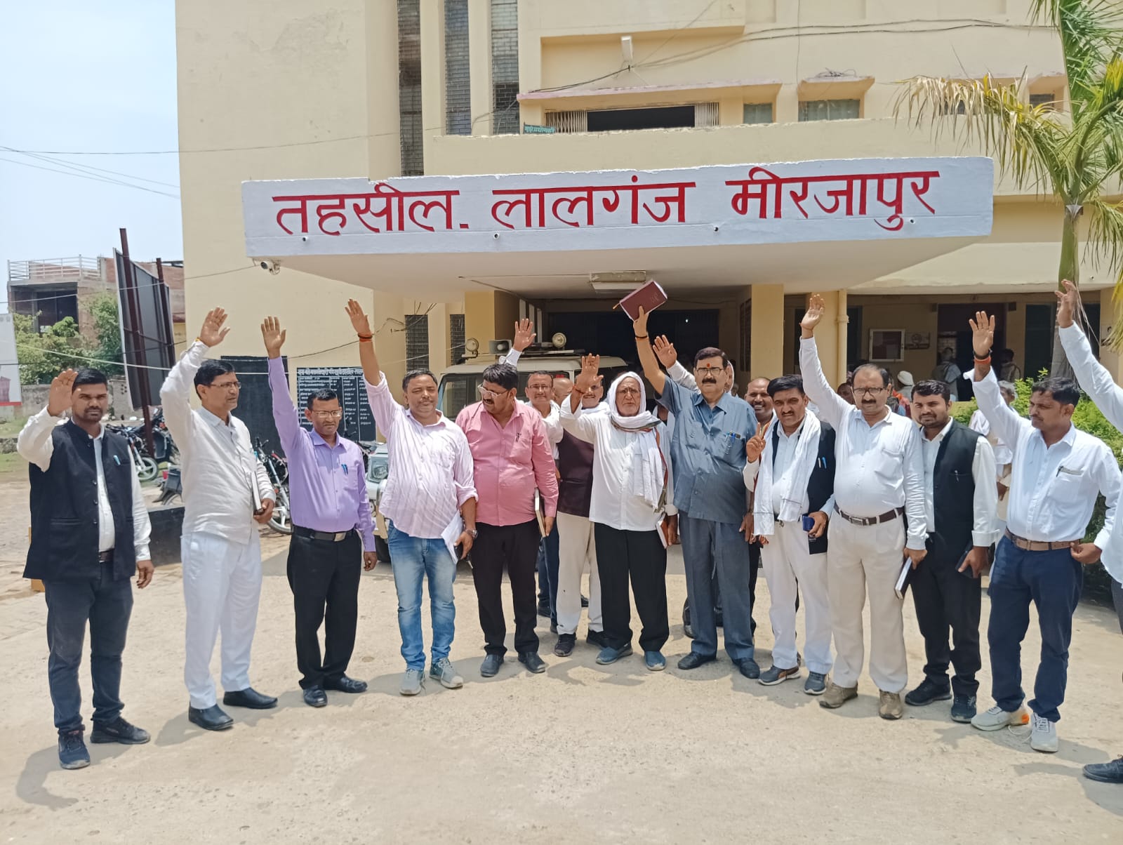 लालगंज तहसील परिसर में सिविल कोर्ट की मांग को लेकर प्रदर्शन करते अधिवक्ता। लालगंज तहसील परिसर में सिविल कोर्ट की मांग को लेकर प्रदर्शन करते अधिवक्ता।