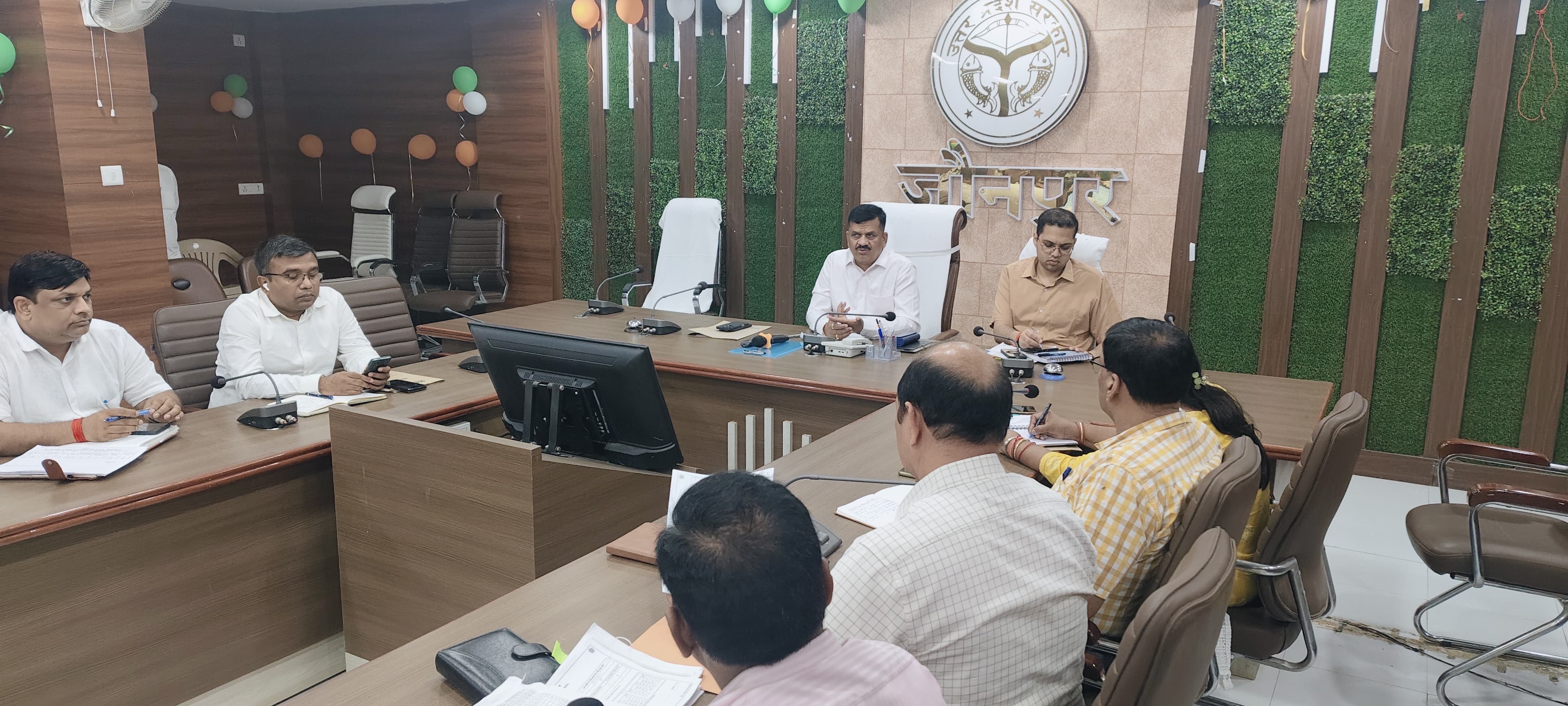 सीएम डैश बोर्ड की बैठक में अधिकारियों को निर्देशित करते हुए डीएम सीएम डैश बोर्ड की बैठक में अधिकारियों को निर्देशित करते हुए डीएम