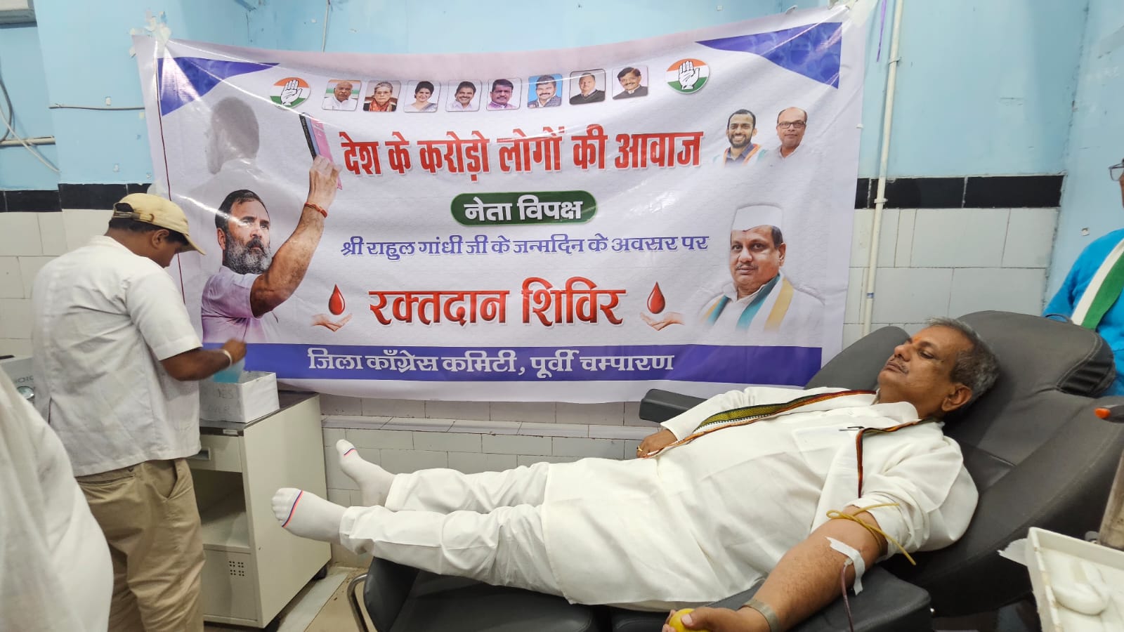 राहुल गांधी के जन्म दिन पर रक्तदान करते कांग्रेस कार्यकर्ता राहुल गांधी के जन्म दिन पर रक्तदान करते कांग्रेस कार्यकर्ता