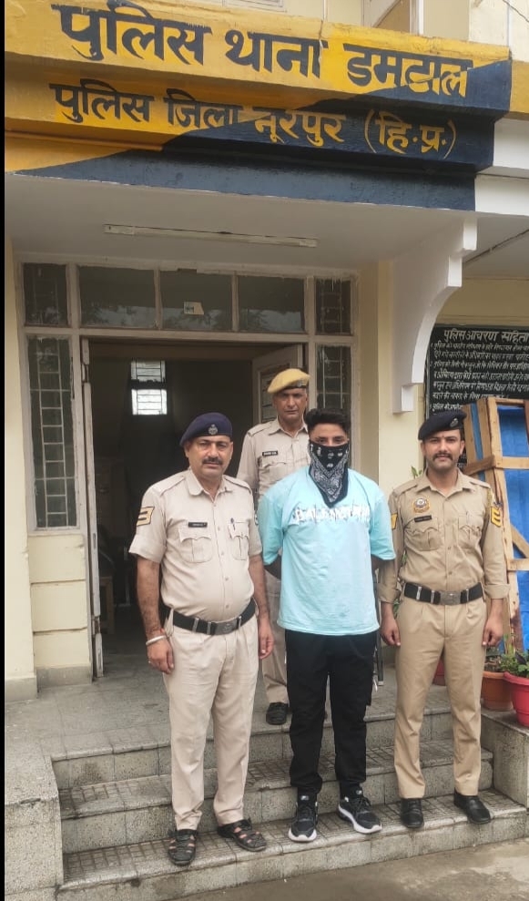 पुलिस टीम के साथ पकड़ा गया आरोपित। पुलिस टीम के साथ पकड़ा गया आरोपित।