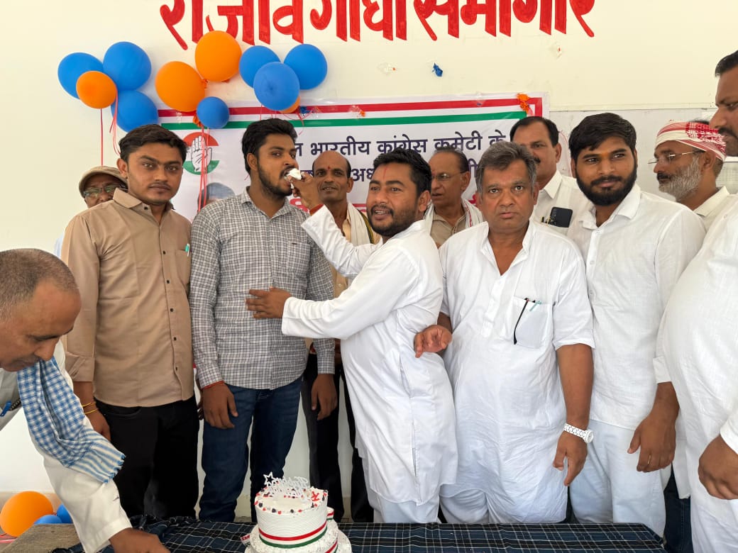 यूथ कांग्रेस के द्वारा लोगों को खिलाई गई मिठाई यूथ कांग्रेस के द्वारा लोगों को खिलाई गई मिठाई