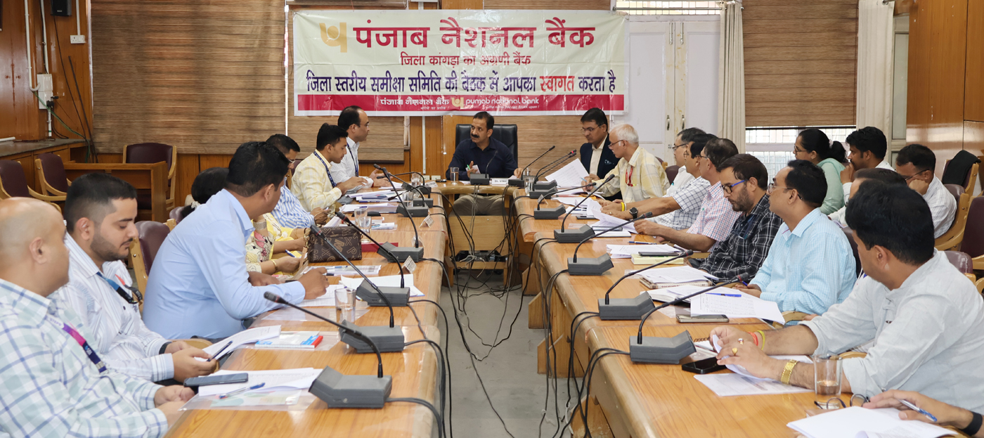 बैठक नके दौरान मौजूद एडीसी और अन्य अधिकारी। बैठक नके दौरान मौजूद एडीसी और अन्य अधिकारी।