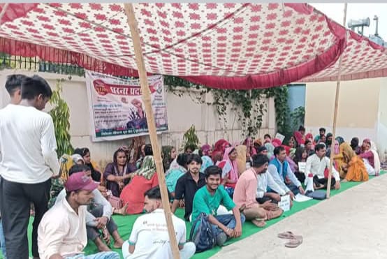 झबरेड़ा स्थित फार्मा कंपनी के बाहर धरना देते कर्मचारी, प्रबंधन के खिलाफ नारेबाजी करते हुए। झबरेड़ा स्थित फार्मा कंपनी के बाहर धरना देते कर्मचारी, प्रबंधन के खिलाफ नारेबाजी करते हुए।