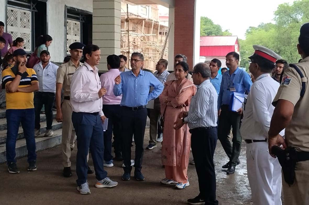 रेलवे जीएम ने लिया रेलवे