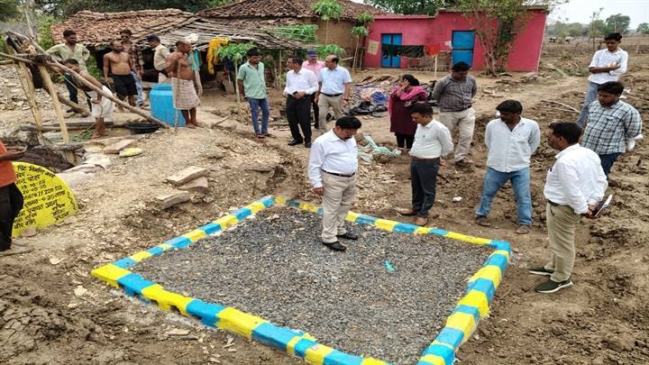 सागरः संभागायुक्त पहुंचे ग्राम आनू, खेत-तालाब और खकरी कार्य का लिया जायजा सागरः संभागायुक्त पहुंचे ग्राम आनू, खेत-तालाब और खकरी कार्य का लिया जायजा
