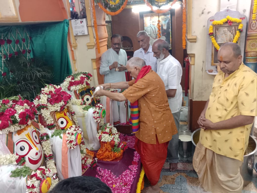 विधि-विधान भगवान जगन्नाथ का स्नान कराते हुए पंडित बालकृष्ण शर्मा।
