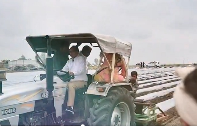 शिवराज सिंह चौहान ने खेत में चलाया ट्रैक्टर, शिवराज सिंह चौहान ने खेत में चलाया ट्रैक्टर,