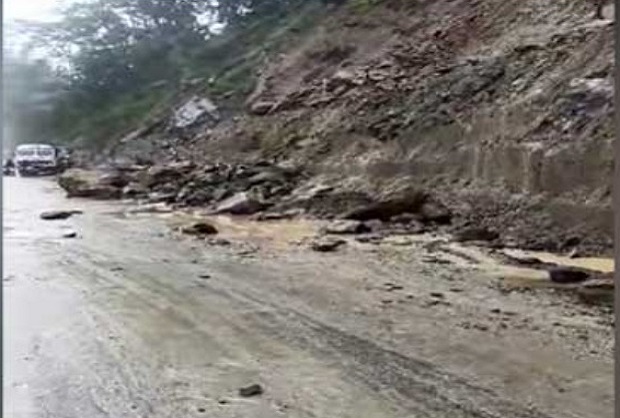 कलिम्पोंग में भारी बारिश के कारण सड़क को काफी नुकसान कलिम्पोंग में भारी बारिश के कारण सड़क को काफी नुकसान