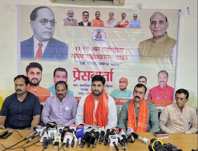प्रेसवार्ता करते नीरज सिंह प्रेसवार्ता करते नीरज सिंह