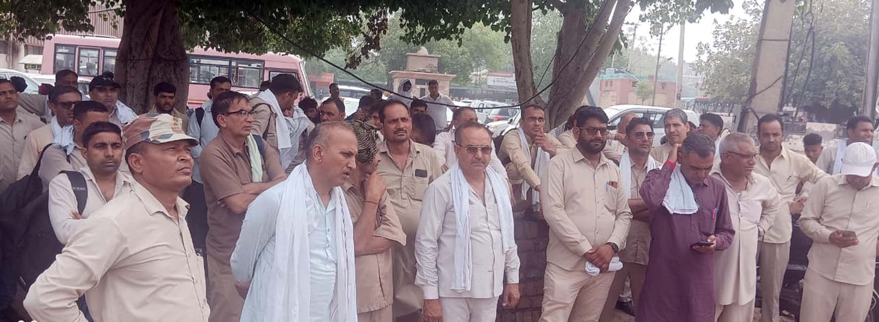 चक्का जाम के दौरान रेबाजी करते रोडवेज कर्मचारी। चक्का जाम के दौरान रेबाजी करते रोडवेज कर्मचारी।