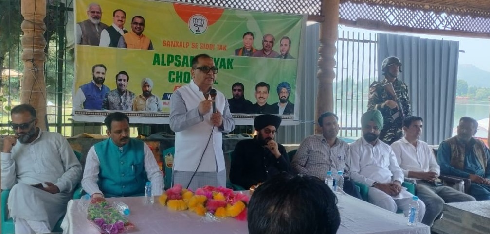 चौपाल में गूंजा विकास और एकता का संदेश, श्रीनगर हजरतबल में भाजपा का जनसंपर्क कार्यक्रम चौपाल में गूंजा विकास और एकता का संदेश, श्रीनगर हजरतबल में भाजपा का जनसंपर्क कार्यक्रम