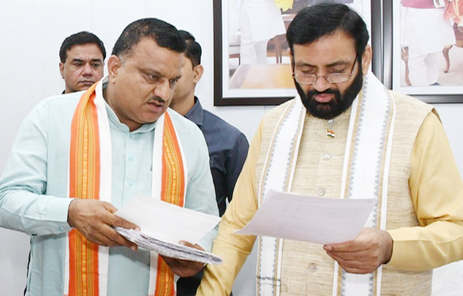 सोनीपत: मुख्यमंत्री नायब सैनी से भाजपाके पूर्व प्रत्याशी प्रदीप सांगवान चर्चा करते हुए। सोनीपत: मुख्यमंत्री नायब सैनी से भाजपाके पूर्व प्रत्याशी प्रदीप सांगवान चर्चा करते हुए।