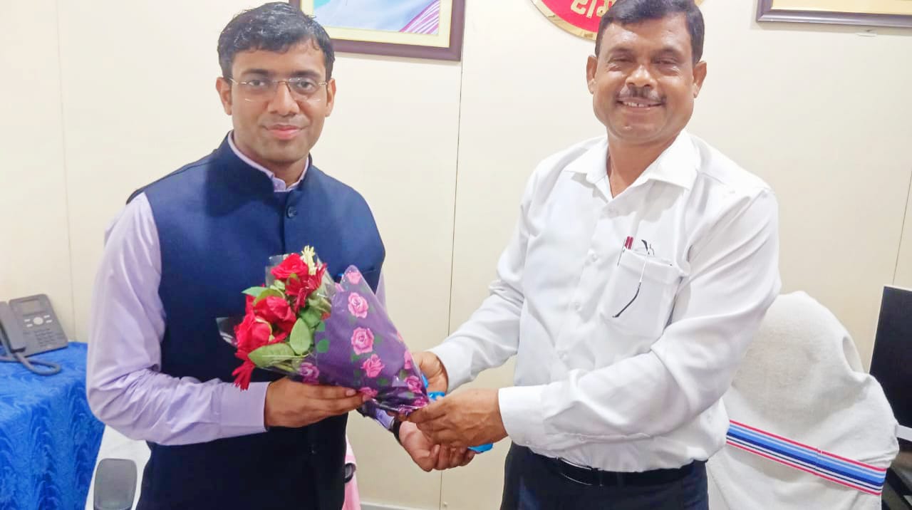 पदभार ग्रहण करते डीडीसी