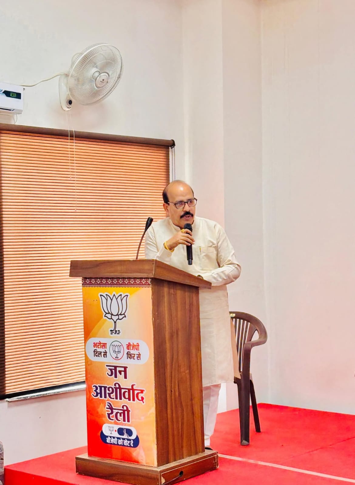 जिला अध्यक्ष राजेश सपरा संबोधित करते हुए जिला अध्यक्ष राजेश सपरा संबोधित करते हुए