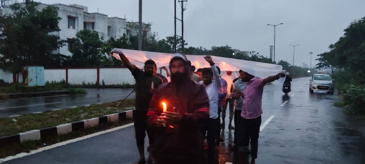 कैंडल मार्च निकालते कर्मचारी कैंडल मार्च निकालते कर्मचारी