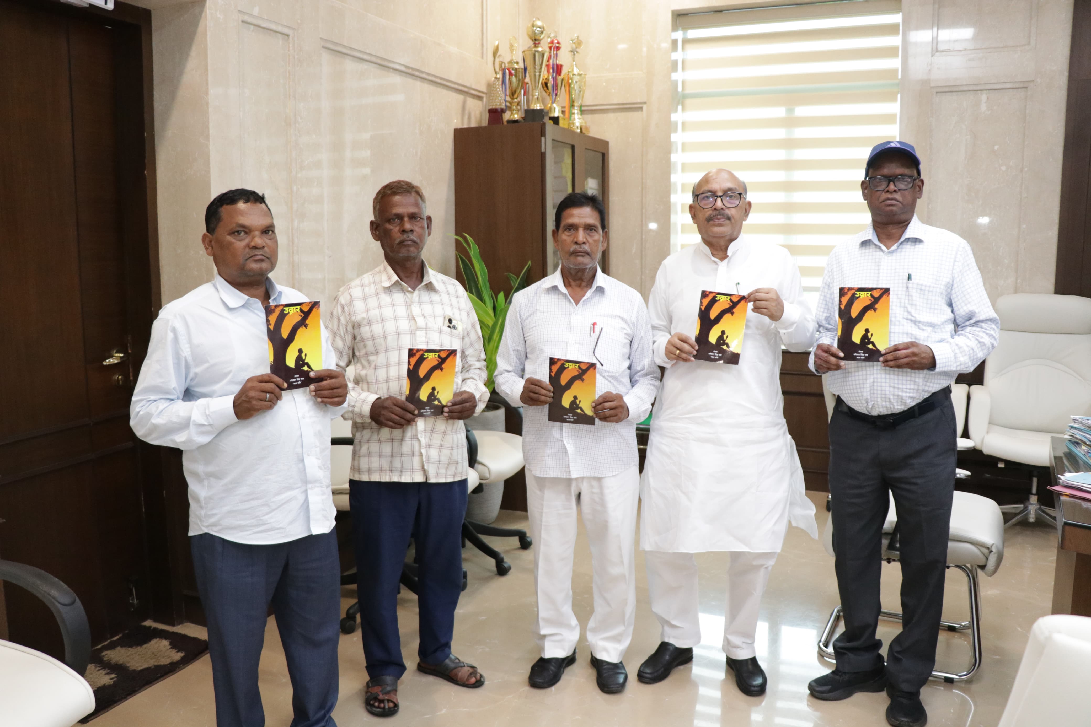 पुस्तक लोकार्पण में स्पीकर रबींद्रनाथ महतो और अन्य पुस्तक लोकार्पण में स्पीकर रबींद्रनाथ महतो और अन्य